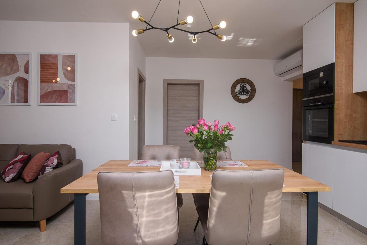 Villa Barbara & Zoran With Heated Swimming Pool Seget Vranjica Exterior photo
